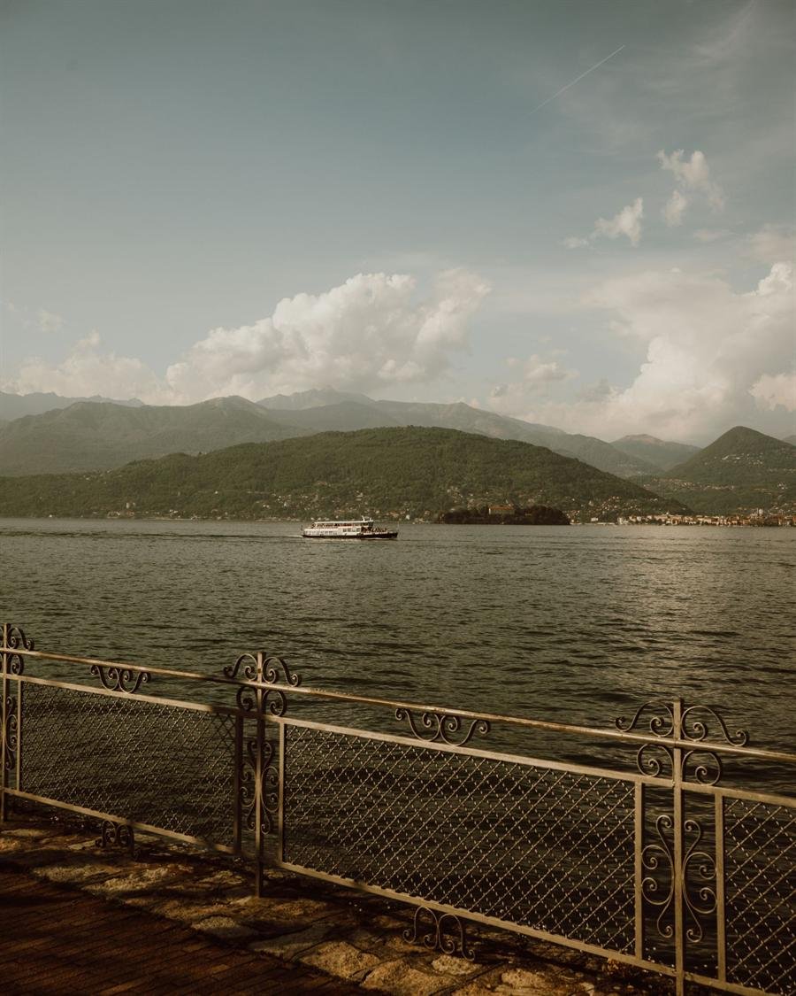 Barco atravessando um lago tranquilo entre montanhas